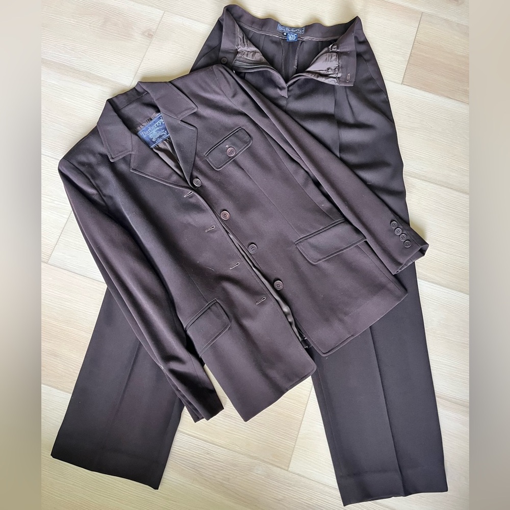 Elegant burgundy woman’sSuit